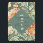 salie bloemschikker William Morris Monogram iPad Pro Cover<br><div class="desc">Dit eenvoudige maar elegante ontwerp heeft een elegant,  door William Morris geïnspireerd patroon in saliegroen,  zachte perzik en bloemcrème. Bescherm uw tablet in stijl. Voeg een naam toe om het te personaliseren. Een mooi kerst- of Moederdag-cadeau. Creëer door Simply Farmhouse Press.</div>