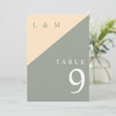 Salie Groen en Crème Monogram Trouwtafel Nummer Kaart (Staand voorkant)