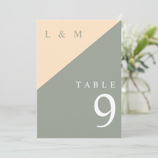 Salie Groen en Crème Monogram Trouwtafel Nummer Kaart (Staand voorkant)