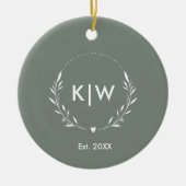 Salie Groen en Wit | Modern Initialen Monogram Keramisch Ornament (Voorkant)