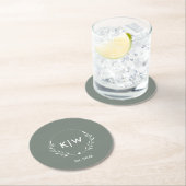 Salie Groen en Wit | Modern Initialen Monogram Ronde Kartonnen Onderzetter (Insitu)