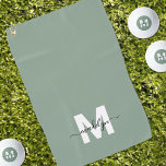 Salie groen Initiaal naam monogram Golfhanddoek<br><div class="desc">Creëer uw eigen gepersonaliseerde aangepaste salie groen moderne scriptnaam Monogram golfhanddoek. Deze chique, vrouwelijke golfhanddoek heeft een stijlvol monogram-ontwerp met een plat wit initiaal op een zacht salie groene achtergrond en een klassieke zwarte scriptnaam voor een gepersonaliseerde touch. Deze handdoek is aan één kant bedrukt en voegt een unieke en...</div>