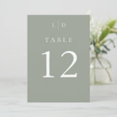 Salie groene chic monogram huwelijks tafel nummers kaart (Staand voorkant)