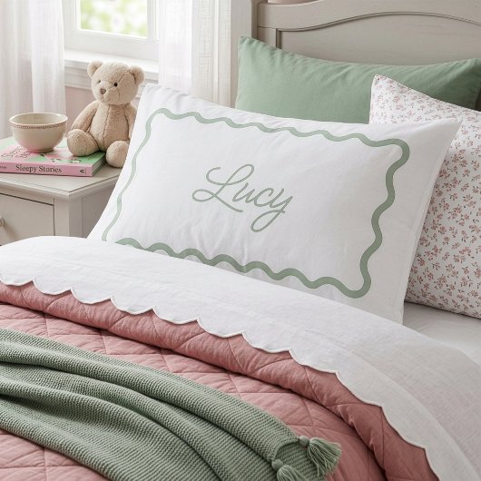 Salie Groene en Witte Golvende Scallop Frame Monog Kussensloop