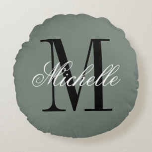 Salie groene kussenhoes met aangepaste monogram rond kussen