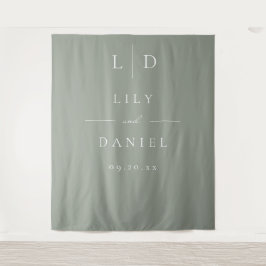 Salie groene minimalistische monogram trouw achter wandkleed