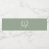 Salie Groene Monogram Botanische Trouw Bloem Crest Waterfles Etiket (Enkel label)