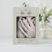 Salie Groene Olijftak Monogram Foto Bruiloft Save The Date (Staand voorkant)