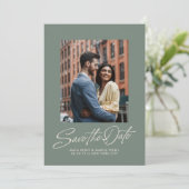 Salie groene trendy script twee foto trouwdag save the date (Staand voorkant)