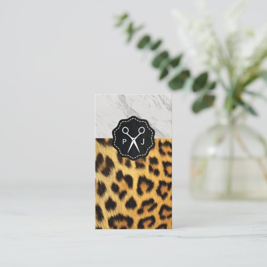 Salon Shears Monogram Marble Trim Cheetah Visitekaartje (Staand voorkant)
