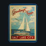 Salt Lake City Sailboat Vintage Travel Utah Magneet<br><div class="desc">Deze groeten van het zout meer van de stad Utah,  die een stinkend staartje heeft,  zijn voorzien van een boot die op het water zeilt met zeegarren en een blauwe hemel gevuld met prachtige,  witte wolken.</div>