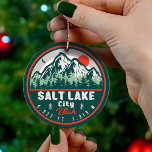 Salt Lake City Utah Ski Souvenir Retro Vintage 80s Keramisch Ornament<br><div class="desc">Salt Lake City Utah Ski Souvenirs Retro  60s design is voorzien van beren en hoge bomen. Ontwerp voor iedereen die van vakantie houdt in de Killington. Souvenir van Salt Lake City Utah ontwerp voor iemand die houdt van paden,  trail running,  ultrarunning,  ski en skiën.</div>