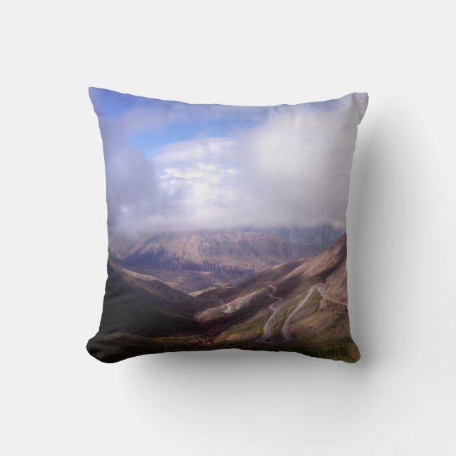 Salta Mountain Serpentine Road met lage wolken Kussen (Voorkant)