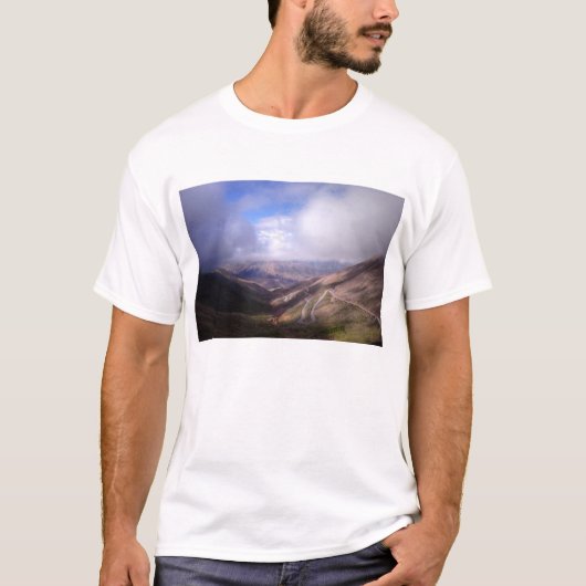 Salta Mountain Serpentine Road met lage wolken T-shirt (Voorkant)