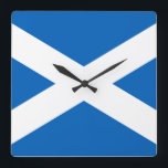 Saltire ~ Flag bij Schotland Vierkante Klok<br><div class="desc">De vlag van Schotland, ook bekend als de Saltaire, met het Kruis van Saint Andrew.</div>