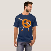 Salty Dabbing Soft Pretzel Funny Foodie Baker T-shirt (Voorkant volledig)