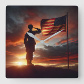 Saluting Amerikaanse soldaat Vierkante Klok (Voorkant)