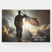 Saluting Amerikaanse soldaat voor herdenkingsdiens Gastenboek (Voorkant)