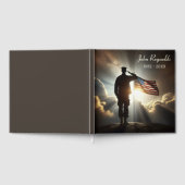 Saluting Amerikaanse soldaat voor herdenkingsdiens Gastenboek (Volledig)