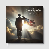 Saluting Amerikaanse soldaat voor herdenkingsdiens Gastenboek (Voorkant)