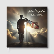 Saluting Amerikaanse soldaat voor herdenkingsdiens