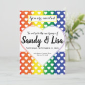 Same Sex Rainbow Hearts Huwelijksuitnodiging Kaart (Staand voorkant)