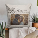 Samen citeren koppels foto neutrale crème kussen<br><div class="desc">Gepersonaliseerd kussen met foto en namen van het paar (of andere aangepaste tekst). Het liefdescitaat luidt: "Samen is onze favoriete plek om te zijn" met elegante handgeschreven kalligrafie. De fototemplate toont je afbeelding in horizontaal formaat en is ideaal voor een trouwfoto of een romantische koppelfoto met een gezellige liefdevolle sfeer....</div>