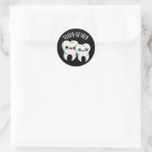 Samen Funny Tooth Pun Dark BG Ronde Sticker (Tas)