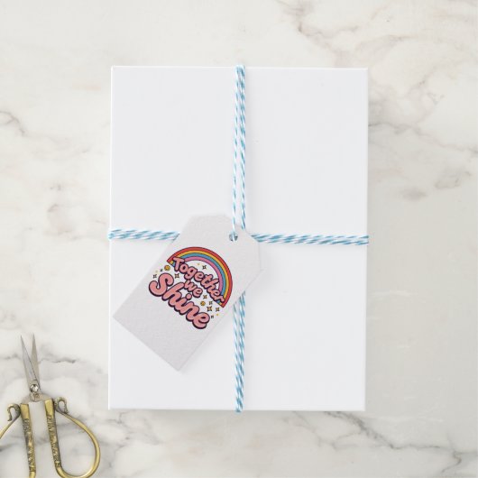 Samen Schijnen We – Regenboog Retro Pride Citaat Cadeaulabel (Met Touw)