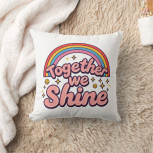 Samen Schijnen We – Regenboog Retro Pride Citaat Kussen