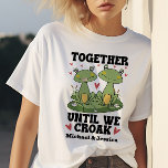 Samen tot we grappig kikkerkoppel op maat kraken t-shirt<br><div class="desc">Vier je onbreekbare band met dit schattige ontwerp van kikkerkoppels! Met twee charmante kikkers omringd door harten en bloemen, is dit grillige shirt ideaal voor koppels die van humor houden en een unieke manier om hun toewijding te uiten. Personaliseer het met uw namen om het echt speciaal te maken. Ideaal...</div>