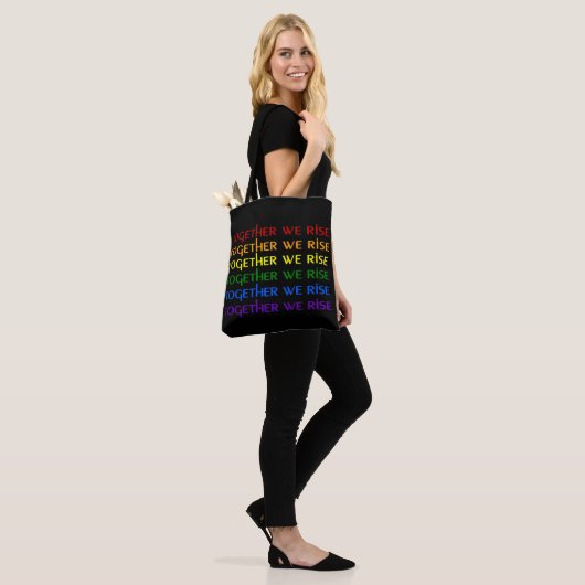 Samen verhogen we de regenboogpride tote bag (Op model)
