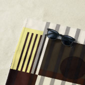 Samenstelling kleurrijke geometrische vormen strandlaken (In situ)