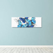 Samenstelling van witte en blauwe vlinders canvas afdruk (Insitu (Houten vloer))