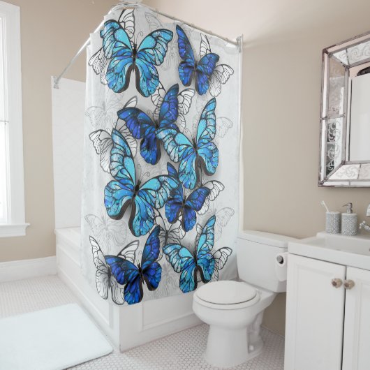 Samenstelling van witte en blauwe vlinders douchegordijn (In situ)