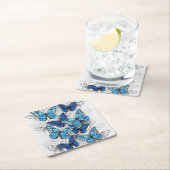 Samenstelling van witte en blauwe vlinders kartonnen onderzetters (Insitu)