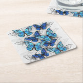 Samenstelling van witte en blauwe vlinders kartonnen onderzetters (Schuin)