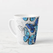 Samenstelling van witte en blauwe vlinders latte mok (Linkerhoek)