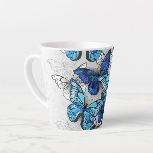 Samenstelling van witte en blauwe vlinders latte mok (Linkerhoek)