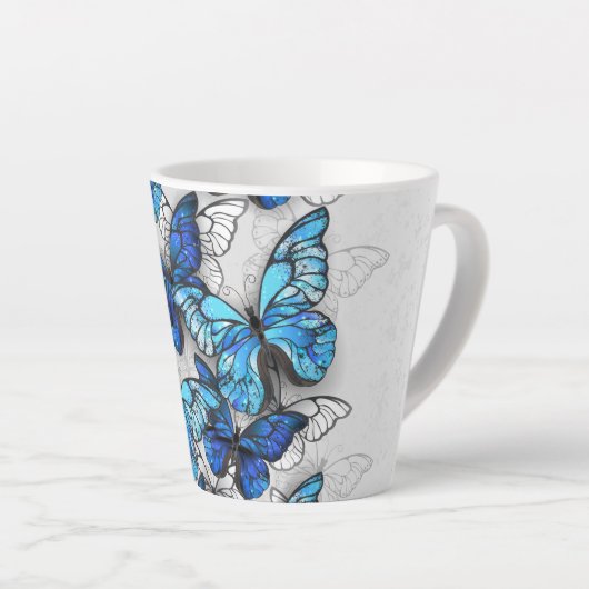 Samenstelling van witte en blauwe vlinders latte mok (Rechterhoek)