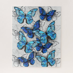 Samenstelling van witte en blauwe vlinders legpuzzel