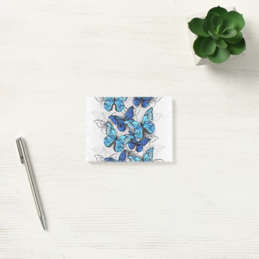 Samenstelling van witte en blauwe vlinders post-it® notes (Kantoor)