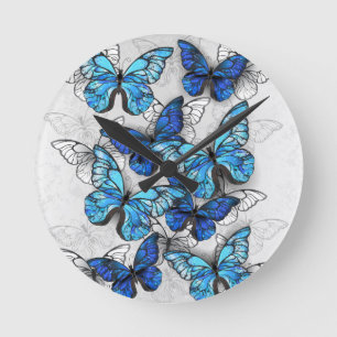 Samenstelling van witte en blauwe vlinders ronde klok