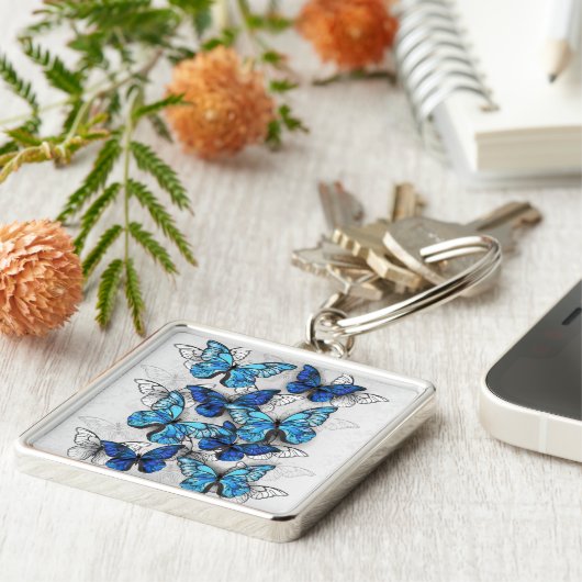 Samenstelling van witte en blauwe vlinders sleutelhanger (Zijkant)