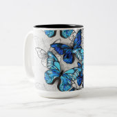 Samenstelling van witte en blauwe vlinders tweekleurige koffiemok (Voorkant links)