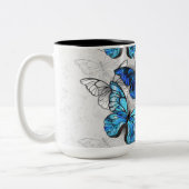 Samenstelling van witte en blauwe vlinders tweekleurige koffiemok (Links)