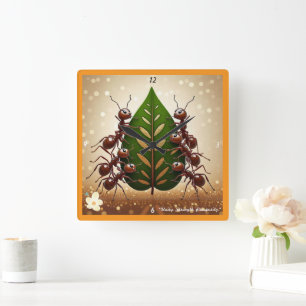 "Samenwerkend succes" Vierkante Klok