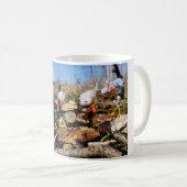 Samenwerking van Fubby poppetjes op een houtwerkpl Koffiemok (Voorkant rechts)