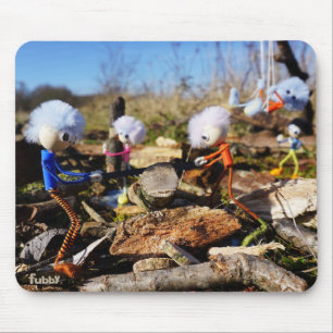 Samenwerking van Fubby poppetjes op een houtwerkpl Muismat