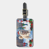 Samojed die in de sneeuw rent met kerstmuts bagagelabel (Voorkant verticaal)